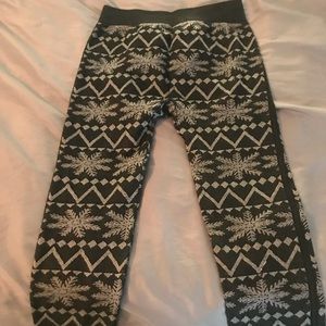 Black and grey snowflake print leggings